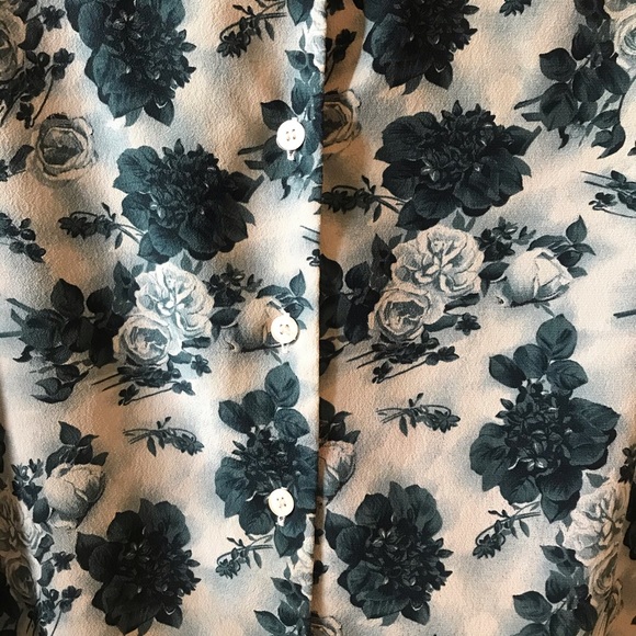 Beautiful Floral Pattern Vintage Button Up! - Picture 3 of 3